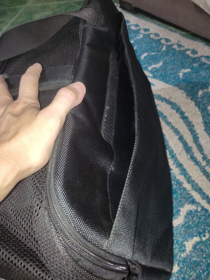 Sleepy Pod Pet carrier (Category: Camera Bags & Carriers) located in Cainta. Submitted by allauthenticbymj (Listing ID 1462066668, Image 3). Description: Unused pet carrier bag The item in the image is a black Sleepypod Atom pet carrier featuring a padded shoulder strap and branded logo tag. Modern airline-approved pet carrier designed to fit beneath a wide range of airline seats.Suitable for small pets up to 12 pounds, with side storage pockets 