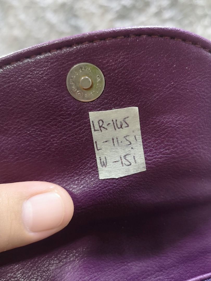 Snap Flap Closure Purple Long Handled Tote Bag (Category: Tote Bags) located in Santa Cruz. Submitted by jmy_surplus.2 (Listing ID 1462079584, Image 3). Description: Size ; L - 11.5 W - 15 Color ; Purple Type ; Tote Bag Brand ; No brand Material ; Leather Style ; Purple leather Tote bag LR 165 JMY 4 Batch #220.