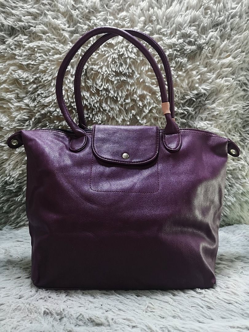 Snap Flap Closure Purple Long Handled Tote Bag (Category: Tote Bags) located in Santa Cruz. Submitted by jmy_surplus.2 (Listing ID 1462079584, Image 1). Description: Size ; L - 11.5 W - 15 Color ; Purple Type ; Tote Bag Brand ; No brand Material ; Leather Style ; Purple leather Tote bag LR 165 JMY 4 Batch #220.