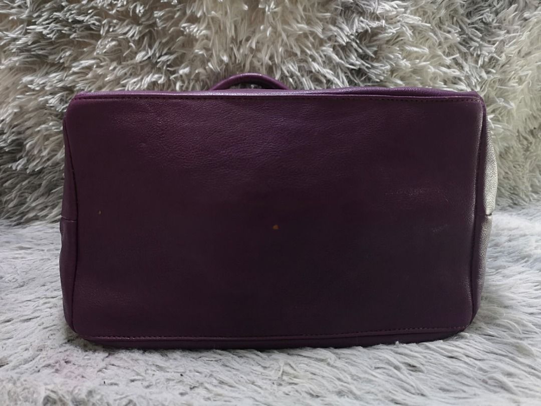 Snap Flap Closure Purple Long Handled Tote Bag (Category: Tote Bags) located in Santa Cruz. Submitted by jmy_surplus.2 (Listing ID 1462079584, Image 2). Description: Size ; L - 11.5 W - 15 Color ; Purple Type ; Tote Bag Brand ; No brand Material ; Leather Style ; Purple leather Tote bag LR 165 JMY 4 Batch #220.