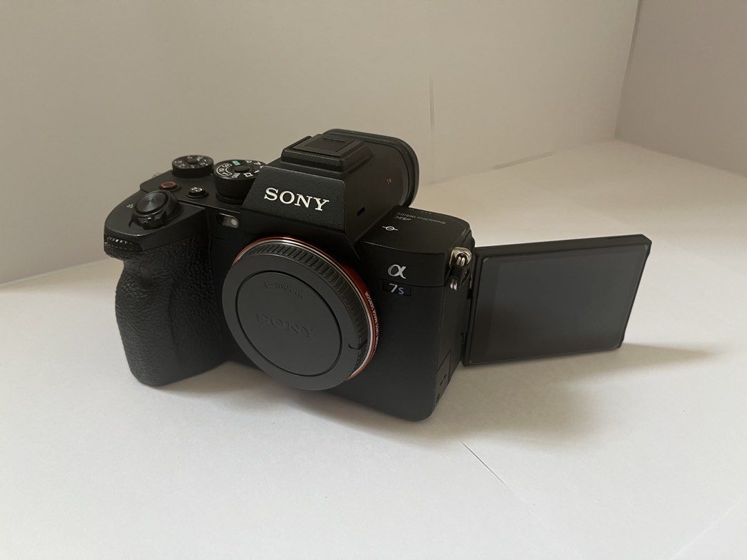 Sony a7S3/ a7SIII （分類：相機）位於 Hong Kong。 由 carousangus 提交（商品編號 1462065077，圖片 1）。簡介： 相機9成新，2020年於Sony官網購入，已過保養，快門數9109，功能正常，日常用於旅遊留影，其他時間放於防潮箱，有正常使用過的痕跡。2022年後主要使用另一部相機，由於此機已甚少使用，所以放售。 無盒。相機隨附部件有電池充電器、電源線、電池、肩帶、電纜保護裝置、熱靴蓋、機身蓋、目鏡護罩、螢幕保護貼各1。 *只限見面現金交收。如需測試相機功能，需自備SD卡及E環接口鏡頭。
