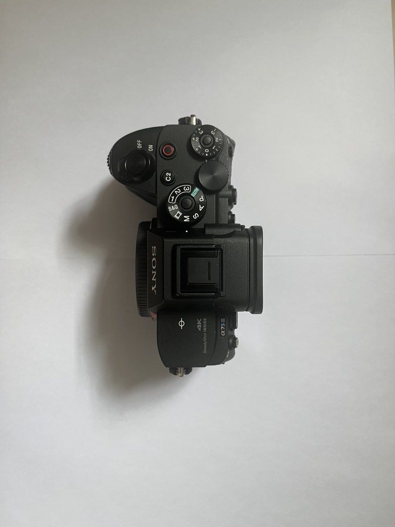Sony a7S3/ a7SIII （分類：相機）位於 Hong Kong。 由 carousangus 提交（商品編號 1462065077，圖片 3）。簡介： 相機9成新，2020年於Sony官網購入，已過保養，快門數9109，功能正常，日常用於旅遊留影，其他時間放於防潮箱，有正常使用過的痕跡。2022年後主要使用另一部相機，由於此機已甚少使用，所以放售。 無盒。相機隨附部件有電池充電器、電源線、電池、肩帶、電纜保護裝置、熱靴蓋、機身蓋、目鏡護罩、螢幕保護貼各1。 *只限見面現金交收。如需測試相機功能，需自備SD卡及E環接口鏡頭。