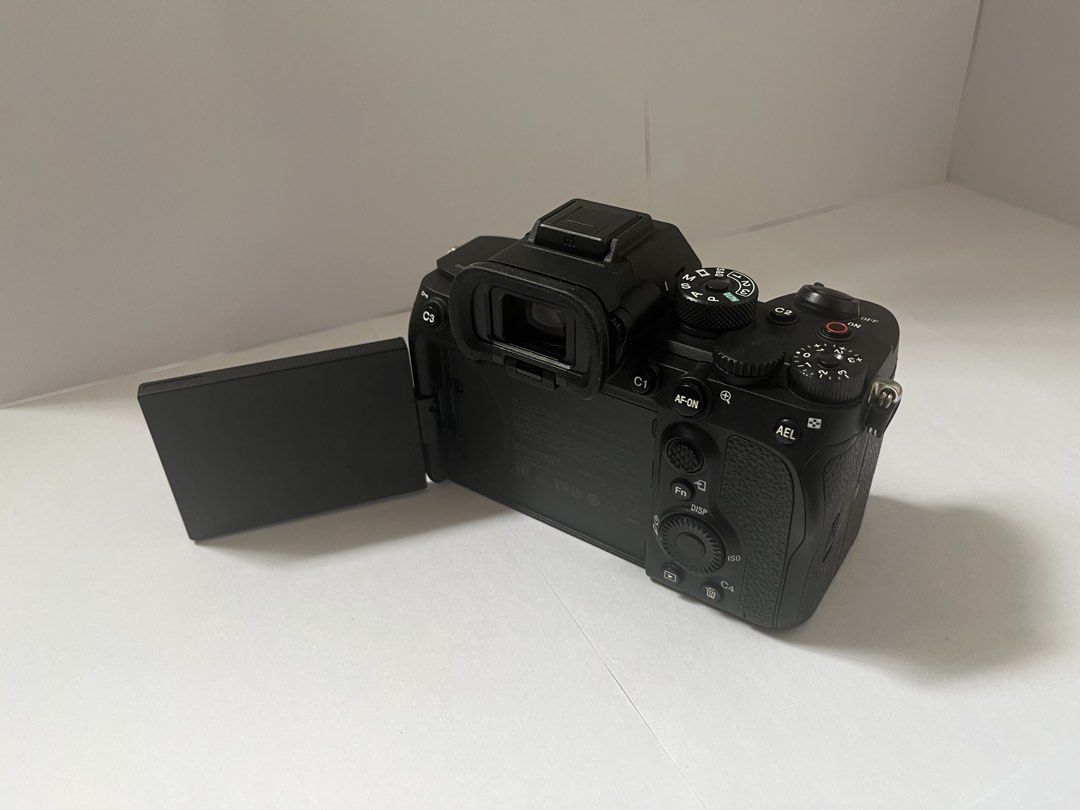 Sony a7S3/ a7SIII （分類：相機）位於 Hong Kong。 由 carousangus 提交（商品編號 1462065077，圖片 2）。簡介： 相機9成新，2020年於Sony官網購入，已過保養，快門數9109，功能正常，日常用於旅遊留影，其他時間放於防潮箱，有正常使用過的痕跡。2022年後主要使用另一部相機，由於此機已甚少使用，所以放售。 無盒。相機隨附部件有電池充電器、電源線、電池、肩帶、電纜保護裝置、熱靴蓋、機身蓋、目鏡護罩、螢幕保護貼各1。 *只限見面現金交收。如需測試相機功能，需自備SD卡及E環接口鏡頭。