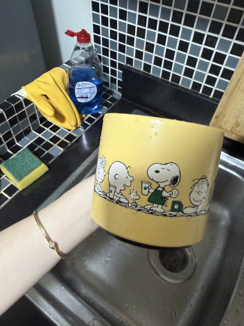Starbucks Peanuts Collaboration Yellow Mug (Category: Coffee & Tea Tableware) located in Manila. Submitted by treeal (Listing ID 1462203349, Image 2). Description: - Yellow Starbucks mug featuring Snoopy & Charlie Brown - Material: Stoneware - Capacity: 14 fl oz / 414 mL - Microwave and dishwasher safe - Ideal for coffee, tea, or as a fun collectible for Peanuts fans.