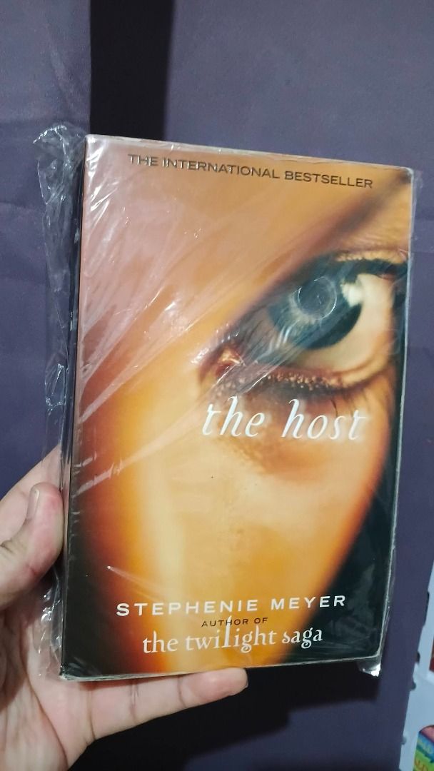 STEPHENIE MEYER - PB BUNDLE (2 BOOKS) (Category: Storybooks) located in Cagayan de Oro. Submitted by crome2024 (Listing ID 1462206055, Image 2). Description: .