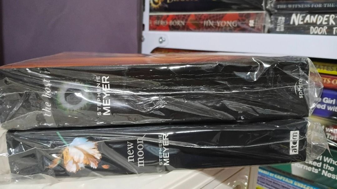 STEPHENIE MEYER - PB BUNDLE (2 BOOKS) (Category: Storybooks) located in Cagayan de Oro. Submitted by crome2024 (Listing ID 1462206055, Image 1). Description: .