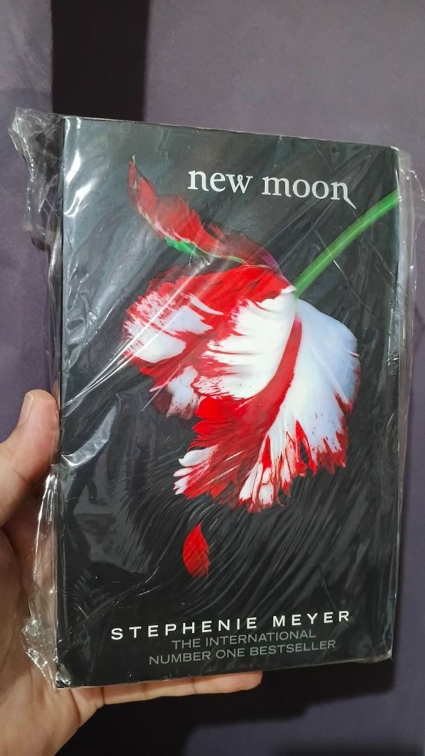 STEPHENIE MEYER - PB BUNDLE (2 BOOKS) (Category: Storybooks) located in Cagayan de Oro. Submitted by crome2024 (Listing ID 1462206055, Image 3). Description: .