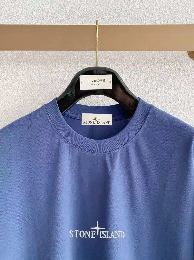 Stone Island 胸前字母刺繡徽章微闊版T恤男女同款 （分類：T-shirt、恤衫、有領衫）位於 Hong Kong。 由 yifanshop 提交（商品編號 1462083320，圖片 3）。簡介： 點擊查看店鋪更多商品 carousell.com/yifanshop Stone Island 胸前字母刺繡徽章微闊版T恤男女同款 顏色:黑色 白色 藍色 灰色 尺碼:S（90-130斤） M（125-140斤） L（135-160斤） XL（160-180斤） XXL（180-210斤） 在線客服WeChat:Eamy668（add客服直減20） 主營潮牌服飾，不設面交，只限順豐發貨, Don't meet up trade. Delivery by SF Express.，全場包郵， 如對產品有任何諮詢 呀！ 交收方式: 速遞送貨上門，也可以順豐門市自取/7-11便利店便利店/順便智慧櫃/或工商地址收貨/不設面交 付款方式:轉數快/Payme/滙豐/Alipay hk #短袖 