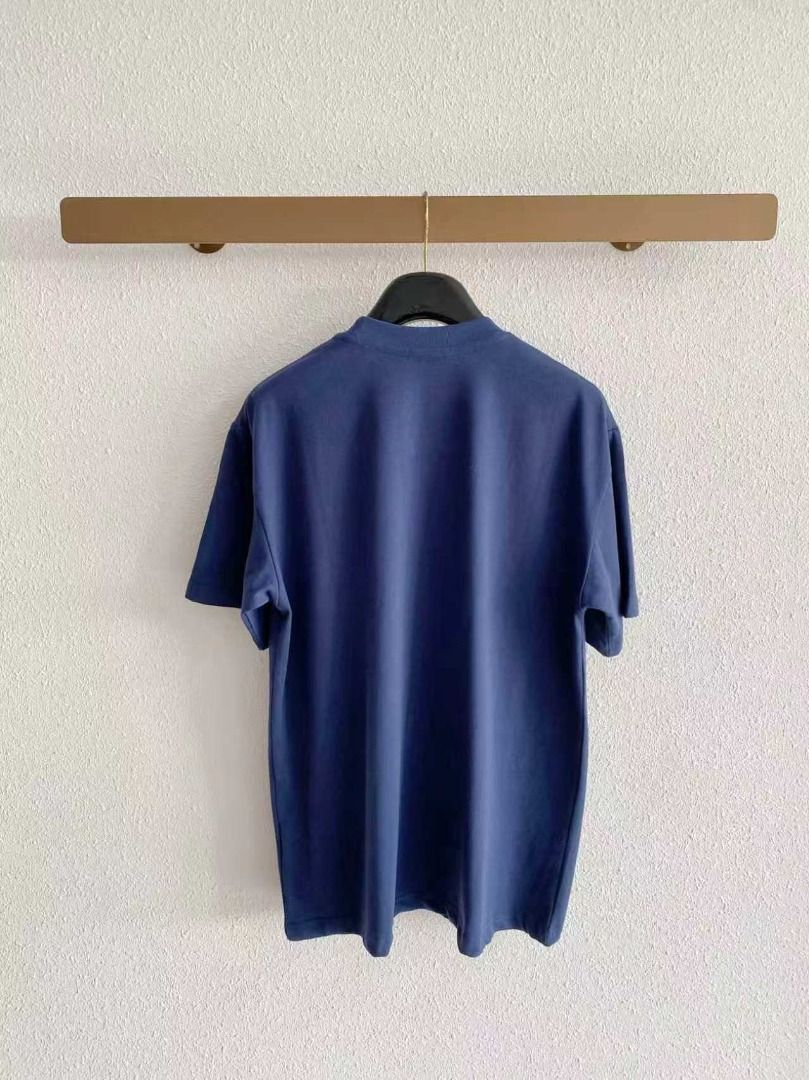 Stone Island 胸前字母刺繡徽章微闊版T恤男女同款 （分類：T-shirt、恤衫、有領衫）位於 Hong Kong。 由 yifanshop 提交（商品編號 1462083320，圖片 2）。簡介： 點擊查看店鋪更多商品 carousell.com/yifanshop Stone Island 胸前字母刺繡徽章微闊版T恤男女同款 顏色:黑色 白色 藍色 灰色 尺碼:S（90-130斤） M（125-140斤） L（135-160斤） XL（160-180斤） XXL（180-210斤） 在線客服WeChat:Eamy668（add客服直減20） 主營潮牌服飾，不設面交，只限順豐發貨, Don't meet up trade. Delivery by SF Express.，全場包郵， 如對產品有任何諮詢 呀！ 交收方式: 速遞送貨上門，也可以順豐門市自取/7-11便利店便利店/順便智慧櫃/或工商地址收貨/不設面交 付款方式:轉數快/Payme/滙豐/Alipay hk #短袖 
