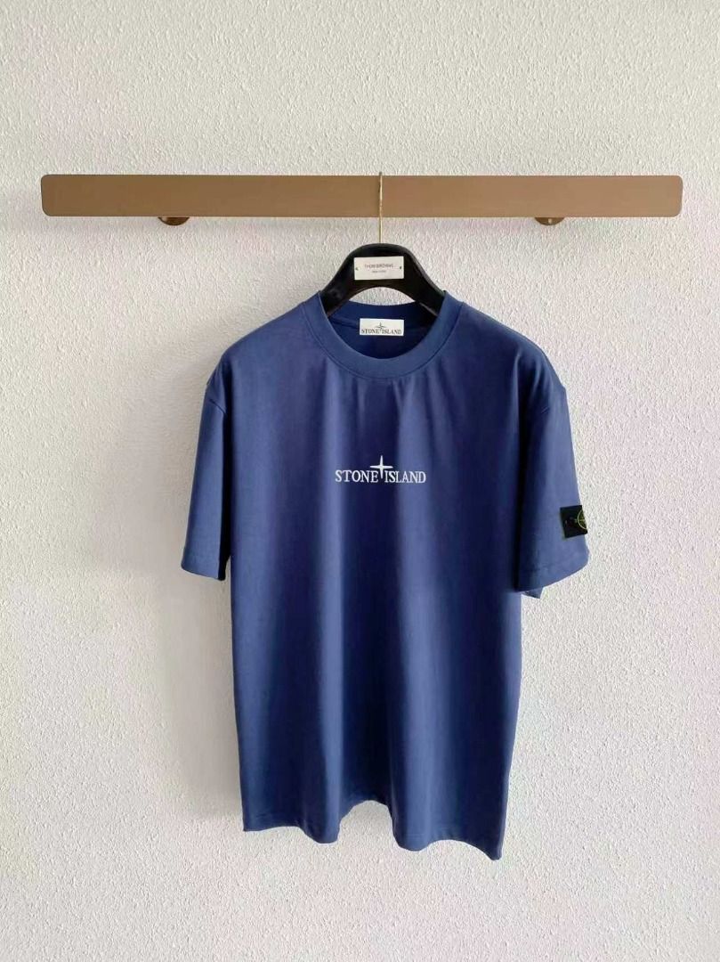 Stone Island 胸前字母刺繡徽章微闊版T恤男女同款 （分類：T-shirt、恤衫、有領衫）位於 Hong Kong。 由 yifanshop 提交（商品編號 1462083320，圖片 1）。簡介： 點擊查看店鋪更多商品 carousell.com/yifanshop Stone Island 胸前字母刺繡徽章微闊版T恤男女同款 顏色:黑色 白色 藍色 灰色 尺碼:S（90-130斤） M（125-140斤） L（135-160斤） XL（160-180斤） XXL（180-210斤） 在線客服WeChat:Eamy668（add客服直減20） 主營潮牌服飾，不設面交，只限順豐發貨, Don't meet up trade. Delivery by SF Express.，全場包郵， 如對產品有任何諮詢 呀！ 交收方式: 速遞送貨上門，也可以順豐門市自取/7-11便利店便利店/順便智慧櫃/或工商地址收貨/不設面交 付款方式:轉數快/Payme/滙豐/Alipay hk #短袖 