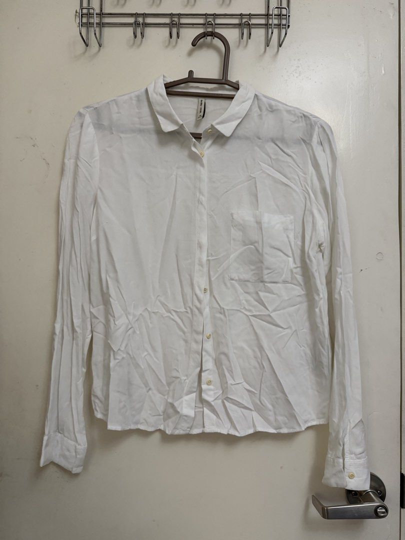 Stradivarius Long Sleeves (Category: Longsleeves) located in Makati City. Submitted by kdbl_ (Listing ID 1462085723, Image 1). Description: .