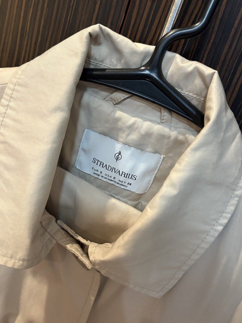 Stradivarius Trench Coat (Category: Coats, Jackets and Outerwear) located in Manila. Submitted by feiisselling_16 (Listing ID 1462107001, Image 3). Description: .