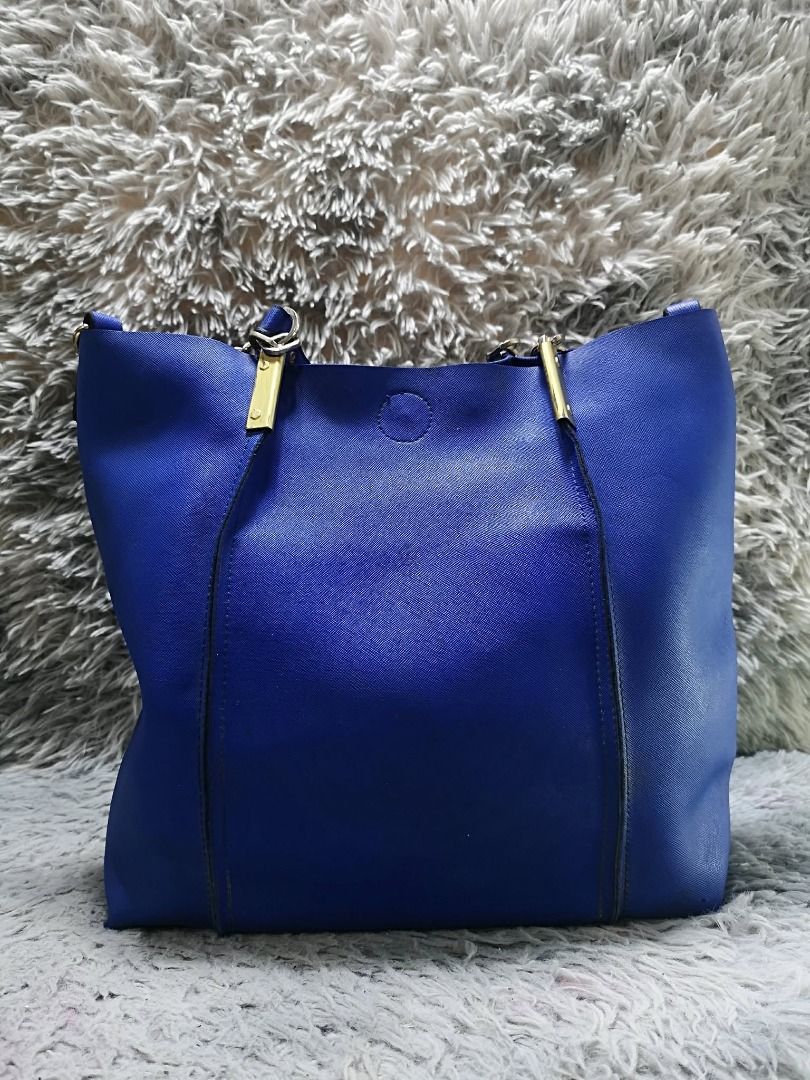 Structured Royal Blue Faux leather Hand Bag (Category: Purses & Pouches) located in Santa Cruz. Submitted by jmy_surplus.2 (Listing ID 1462045153, Image 3). Description: Size ; L- 13 W - 17 Color ; Royal Blue Type ; Hand Bag Brand ; No brand Material ; Leather Style ; Royal Blue Snap Closure Hand bag LR 164 JMY 4 Batch #220.