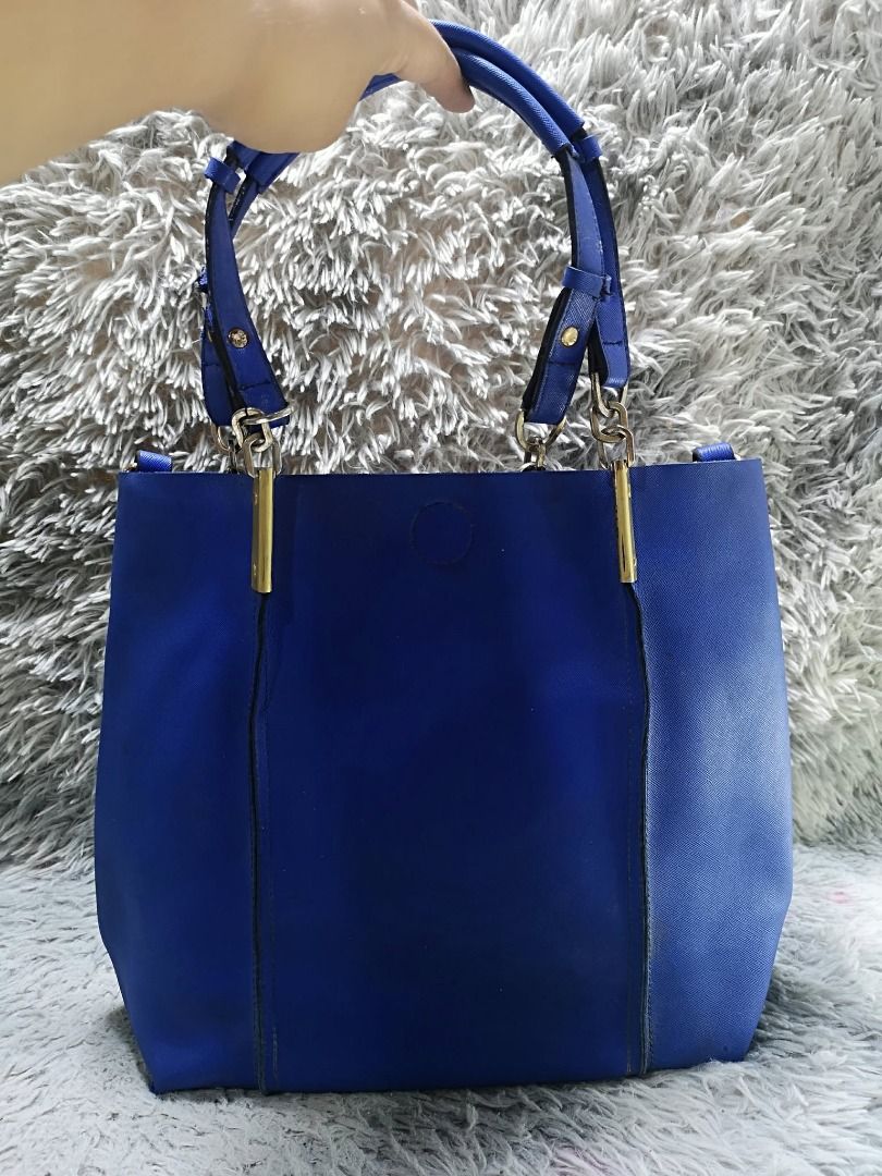 Structured Royal Blue Faux leather Hand Bag (Category: Purses & Pouches) located in Santa Cruz. Submitted by jmy_surplus.2 (Listing ID 1462045153, Image 2). Description: Size ; L- 13 W - 17 Color ; Royal Blue Type ; Hand Bag Brand ; No brand Material ; Leather Style ; Royal Blue Snap Closure Hand bag LR 164 JMY 4 Batch #220.
