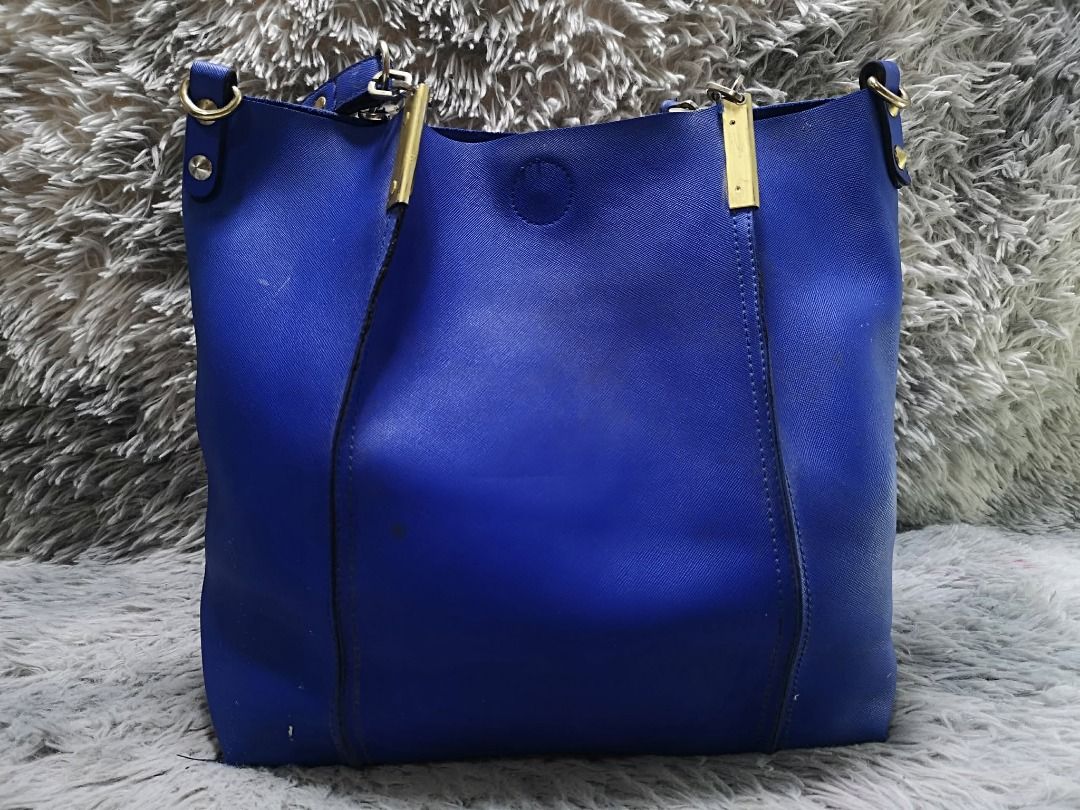 Structured Royal Blue Faux leather Hand Bag (Category: Purses & Pouches) located in Santa Cruz. Submitted by jmy_surplus.2 (Listing ID 1462045153, Image 1). Description: Size ; L- 13 W - 17 Color ; Royal Blue Type ; Hand Bag Brand ; No brand Material ; Leather Style ; Royal Blue Snap Closure Hand bag LR 164 JMY 4 Batch #220.