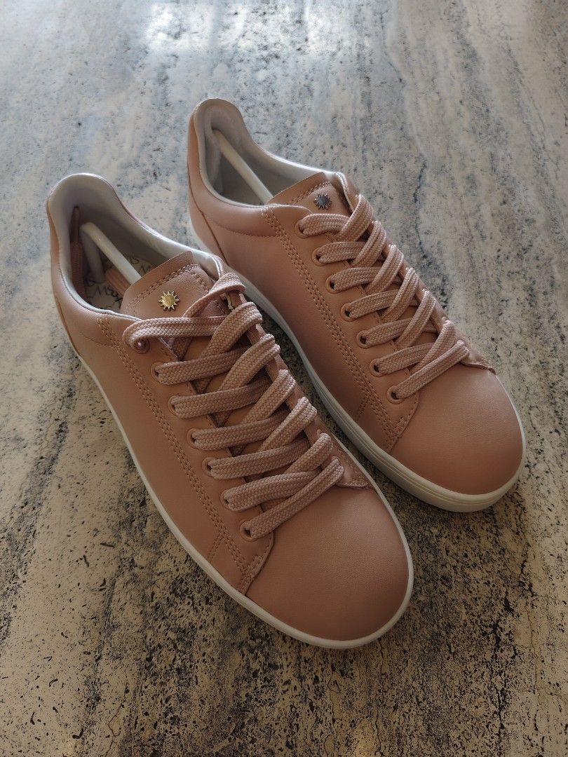 Stuart Weitzman livy leather sneaker sz 7 (Category: Sneakers) located in Mandaluyong City. Submitted by lovelabelsph (Listing ID 1462222253, Image 1). Description: Stuart Weitzman livy leather sneaker Php5,999 Free shipping New w/ box & dustbag Size US 7 (narrow) Measurements in inches Insole length 9.5 Insole width 3 Height 0.75 MOP Gcash, BPI or BDO More items at IG lovelabelsph .