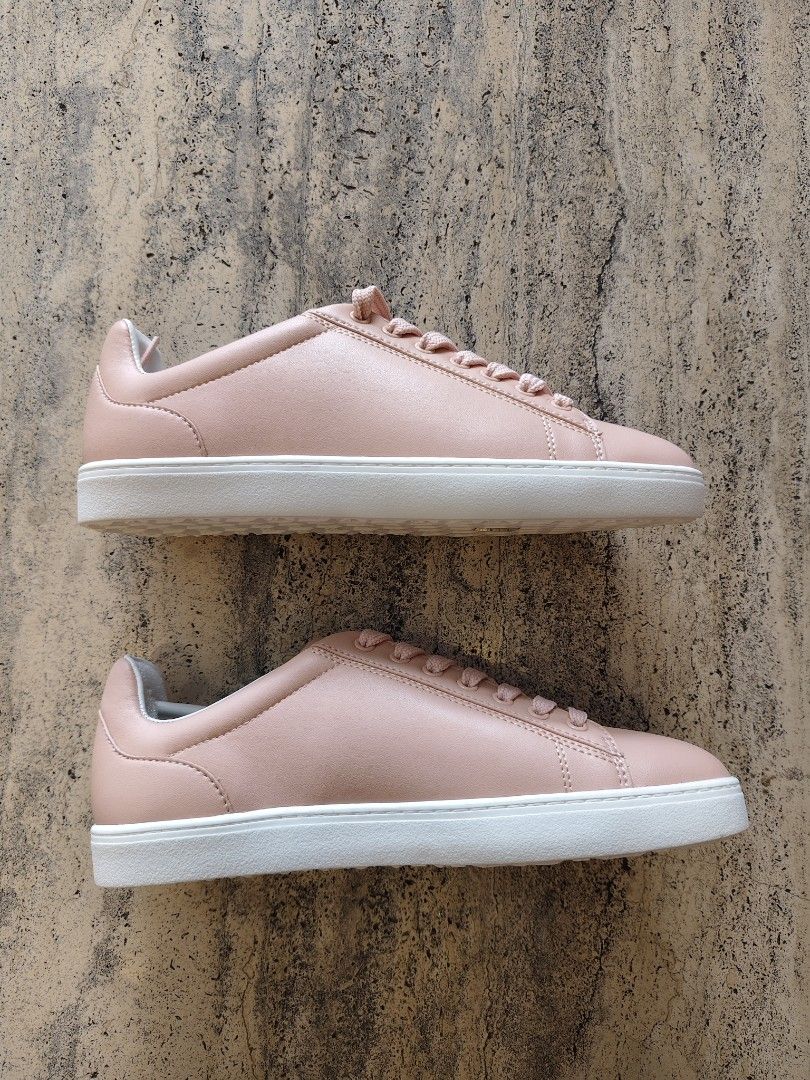 Stuart Weitzman livy leather sneaker sz 7 (Category: Sneakers) located in Mandaluyong City. Submitted by lovelabelsph (Listing ID 1462222253, Image 3). Description: Stuart Weitzman livy leather sneaker Php5,999 Free shipping New w/ box & dustbag Size US 7 (narrow) Measurements in inches Insole length 9.5 Insole width 3 Height 0.75 MOP Gcash, BPI or BDO More items at IG lovelabelsph .