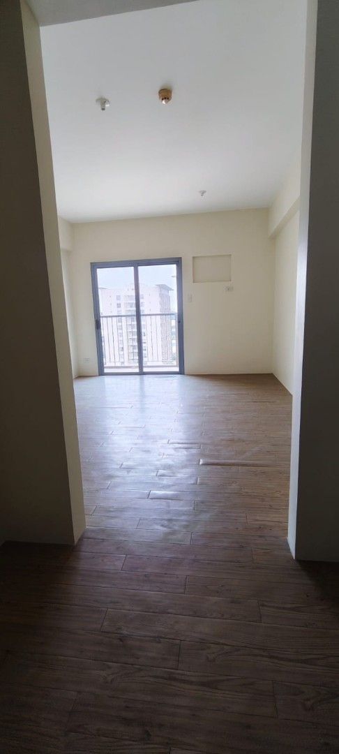 Studio with balcony (Category: Apartments & Condos) located in Manila. Submitted by krod28287 (Listing ID 1462162438, Image 2). Description: 33 sqm studio with balcony rush sale. owner leaving. clean title and papers ready to transfer direct buyers only..