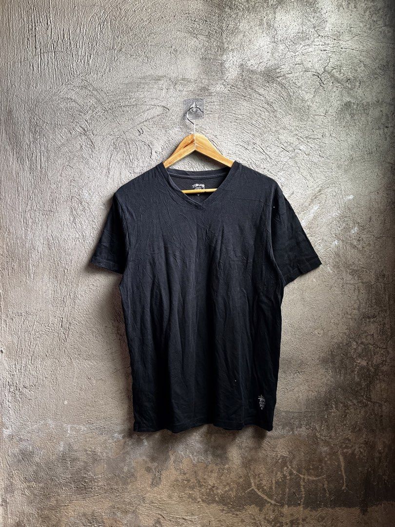 STUSSY VNECK (Category: Tshirts & Polo Shirts ) located in Cagayan de Oro. Submitted by rewornthriftph (Listing ID 1462043952, Image 1). Description: width: 19 length: 27.5 small | FITS also on small Color rate: 9/10 Issue: NEED WASH In EXCELLENT Condition See details and reference on slides Payment Methods: GCASH/JNT PLS MANAGE YOUR EXPECTATIONS. THRIFT ITEMS, NO CANCELLATION ₱300.