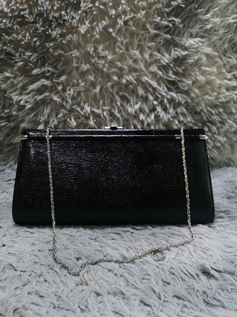 Subtle Glitter Silver Tone Chain Strap Evening Clutch (Category: Clutches) located in Santa Cruz. Submitted by jmy_surplus.2 (Listing ID 1462043157, Image 1). Description: Size ; L- 6 W - 11.4 Color ; Black Type ; Clutch Brand ; No brand Material ; Leather Style ; Black Silver Tone Chain Clutch Bag LR 165 JMY 4 Batch #220.