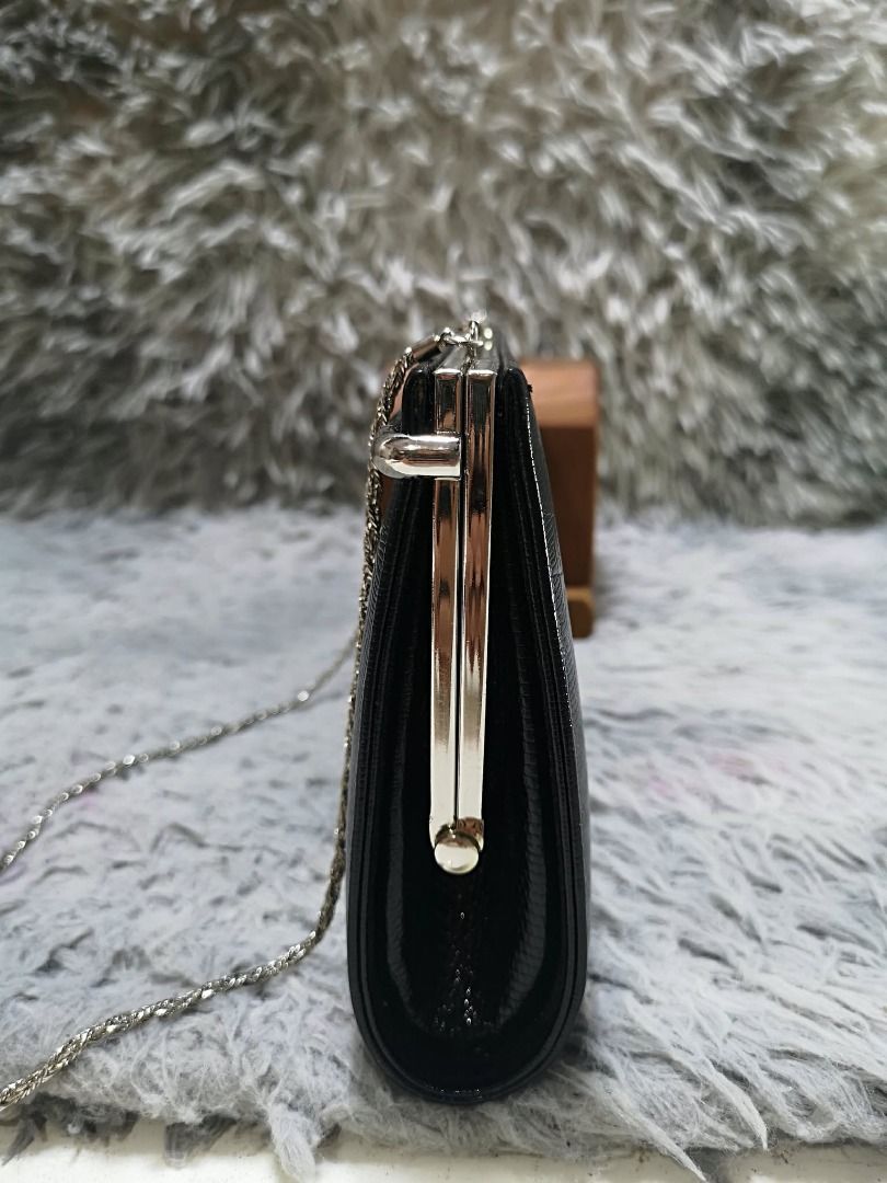 Subtle Glitter Silver Tone Chain Strap Evening Clutch (Category: Clutches) located in Santa Cruz. Submitted by jmy_surplus.2 (Listing ID 1462043157, Image 2). Description: Size ; L- 6 W - 11.4 Color ; Black Type ; Clutch Brand ; No brand Material ; Leather Style ; Black Silver Tone Chain Clutch Bag LR 165 JMY 4 Batch #220.