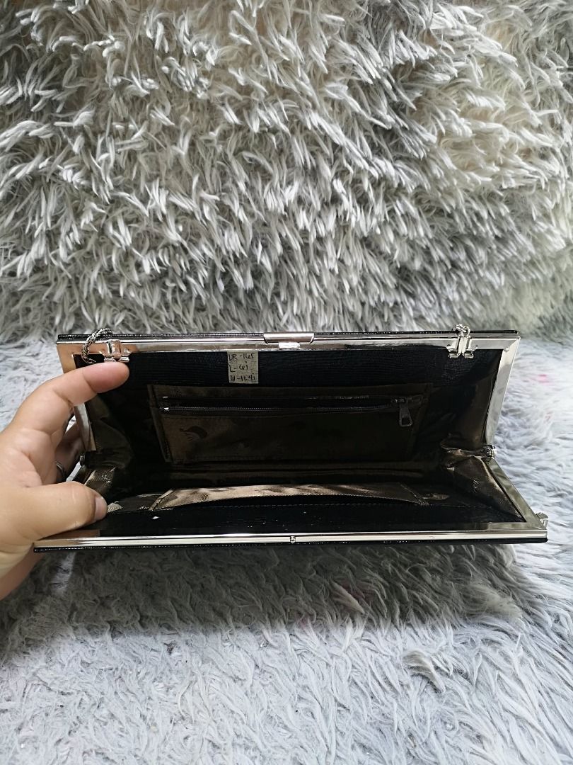 Subtle Glitter Silver Tone Chain Strap Evening Clutch (Category: Clutches) located in Santa Cruz. Submitted by jmy_surplus.2 (Listing ID 1462043157, Image 3). Description: Size ; L- 6 W - 11.4 Color ; Black Type ; Clutch Brand ; No brand Material ; Leather Style ; Black Silver Tone Chain Clutch Bag LR 165 JMY 4 Batch #220.