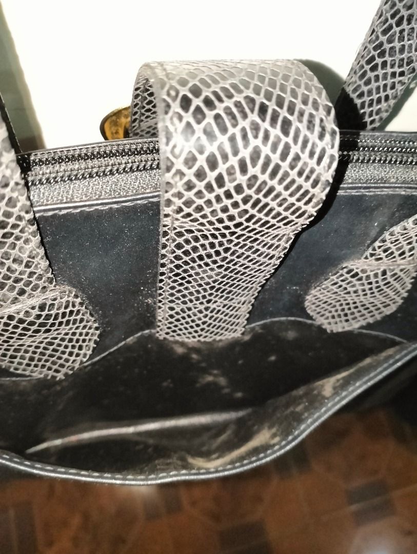 Sylvia Santos Black Sling Bag (Category: Shoulder Bags) located in Cabanatuan. Submitted by jbdg_2018 (Listing ID 1462185560, Image 3). Description: CROSSPOSTED wts lfb ph Sylvia Santos Black Sling Bag - Still in good condition - Signs of wear PHP 200 rfs: decluttering MOP: GCash MOD: J&T 📍 Cabanatuan City, Nueva Ecija.