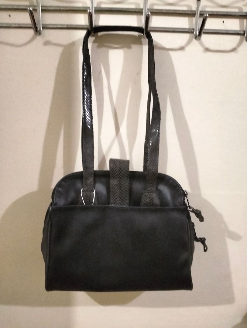 Sylvia Santos Black Sling Bag (Category: Shoulder Bags) located in Cabanatuan. Submitted by jbdg_2018 (Listing ID 1462185560, Image 2). Description: CROSSPOSTED wts lfb ph Sylvia Santos Black Sling Bag - Still in good condition - Signs of wear PHP 200 rfs: decluttering MOP: GCash MOD: J&T 📍 Cabanatuan City, Nueva Ecija.
