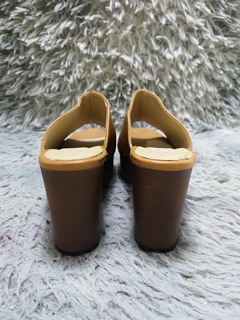 Tan faux Leather Platform Mule Sandals (Category: Wedges) located in Santa Cruz. Submitted by jmy_surplus.2 (Listing ID 1462082807, Image 2). Description: Size ; 23cm Color ; Tan Type ; Heels Brand ; No brand Material ; Leather Style ; Tan leather Peep Toe Chunky Heeled Mules LR 171 JMY 4 Batch #220.