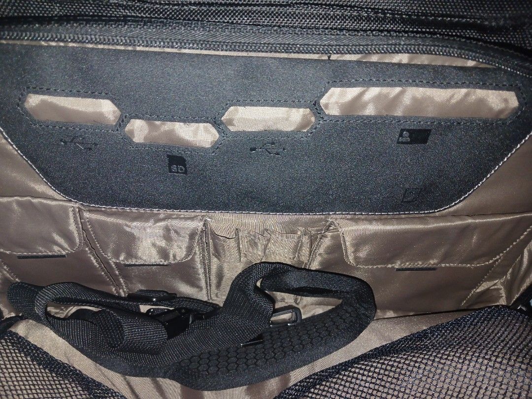 Targus Checkpoint Friendly Laptop Bag (Category: Laptop Bags & Sleeves) located in Manila. Submitted by co.kirara (Listing ID 1462083275, Image 3). Description: 6 Compartments Magnetic Handle Can Fit 2 Laptop Have protective sides foam for laptop Have Strap Have Compartments for Usb, Documents, Etc.. (bought in us, authentic).