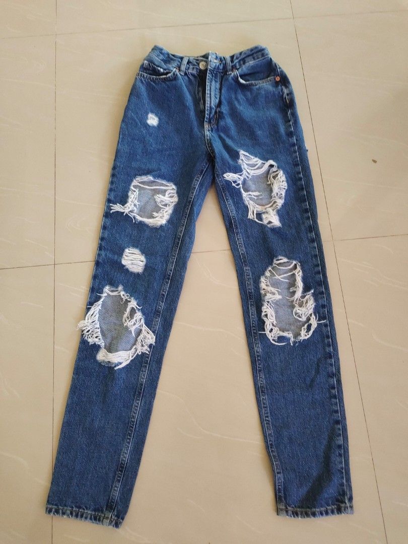 Tattered Jeans (Category: Jeans) located in Aliaga. Submitted by kmapparel (Listing ID 1462037821, Image 1). Description: Size 24.
