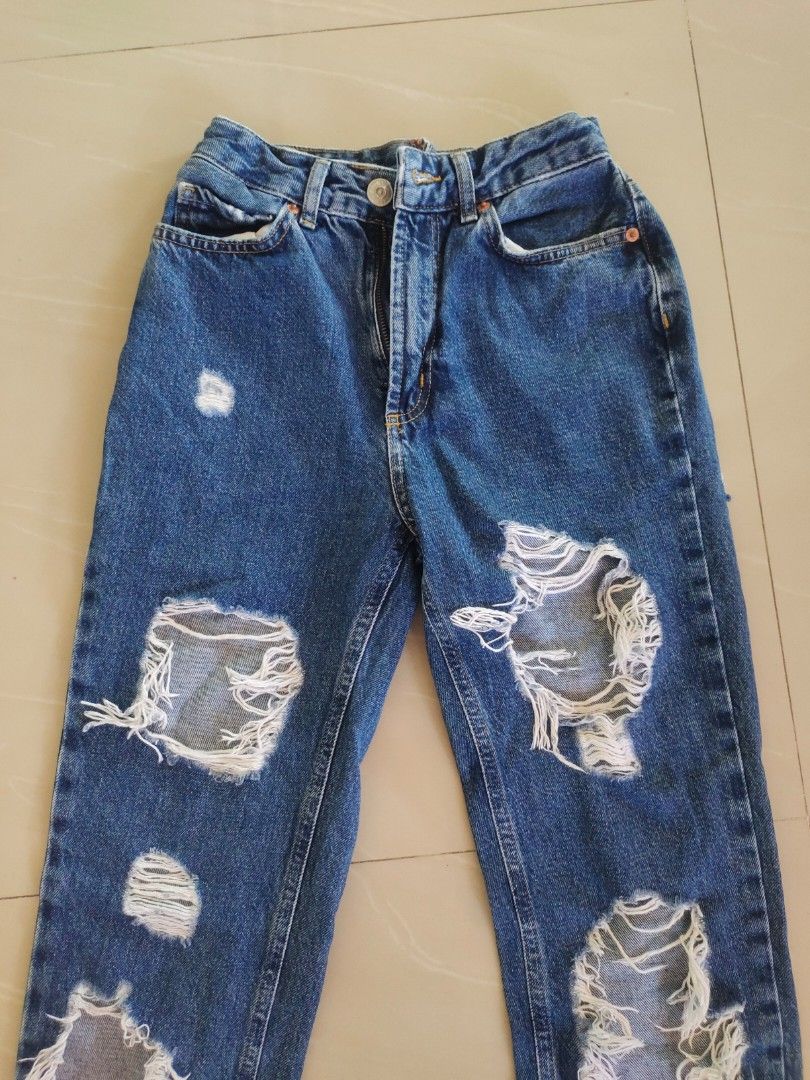 Tattered Jeans (Category: Jeans) located in Aliaga. Submitted by kmapparel (Listing ID 1462037821, Image 2). Description: Size 24.