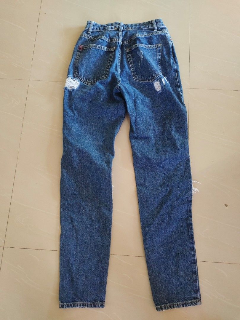 Tattered Jeans (Category: Jeans) located in Aliaga. Submitted by kmapparel (Listing ID 1462037821, Image 3). Description: Size 24.