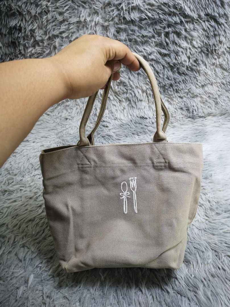 Taupe Durable Canvas Tote Bag (Category: Tote Bags) located in Santa Cruz. Submitted by jmy_surplus.2 (Listing ID 1462100650, Image 2). Description: Size ; L - 10 W - 12.2 Color ; Taupe Type ; Tote Bag Brand ; No brand Material ; Canvas Style ; Taupe Durable Tote Bag LR 129 JMY 1 Batch #221.