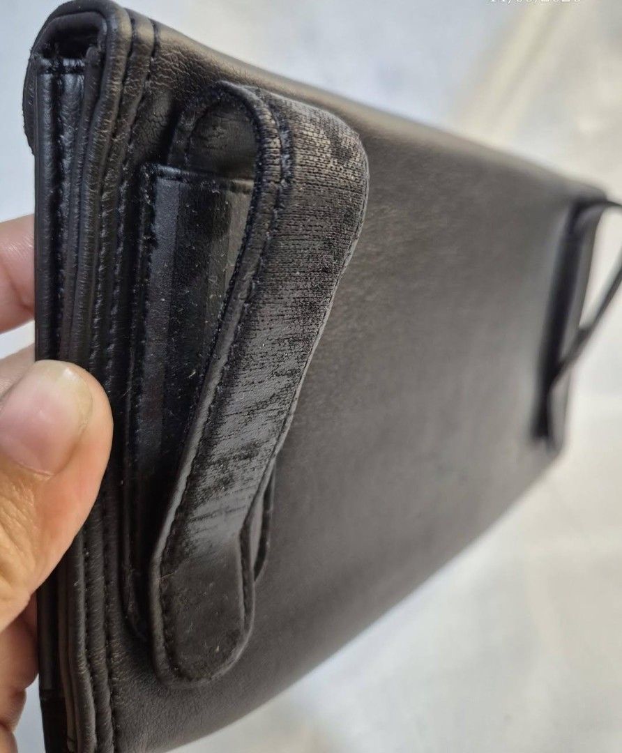 Tempo Black Leather Tissue Holder Pouch (Category: Purses & Pouches) located in Manila. Submitted by princessahshop (Listing ID 1462138383, Image 2). Description: For sale! Tissue holder (pwede isabit sa car/ebike)As Is ₱99 only + sf ♦️Synthetic leather material ♦️Issue may rubs n ung sabitan sa likod.