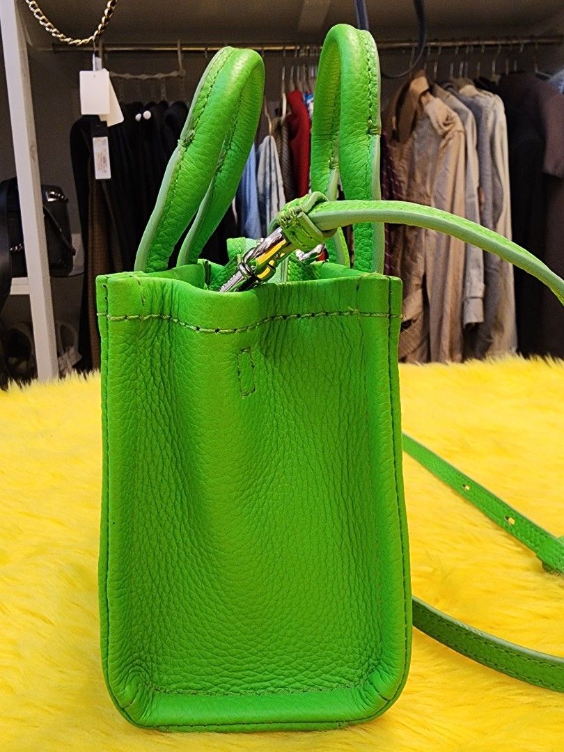 The mini TOTE BAGS by MJ (Category: Cross-body Bags) located in San Nicolas. Submitted by lapofluxuryatelier (Listing ID 1462191030, Image 3). Description: The Marc Jacobs Mini Tote Bag is a compact, highly versatile everyday statement accessory combining structured utility with casual, logo-mania chic. condition: slightly Used.