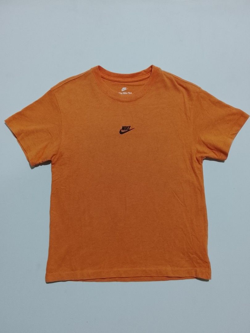 THE NIKE TEE — LOOSE FIT (Category: Tshirts & Polo Shirts ) located in Dagupan City. Submitted by jhiben.973 (Listing ID 1462168282, Image 1). Description: 🟠 NIKE THE NIKE TEE — LOOSE FIT Authentic Nike Model: DN5241-886 Color: Orange Size: M 📏 Actual measurements: Length 26 | Width 20 Loose Fit • 100% Cotton Thick/heavy cotton feel• Made in China Manufactured 03/2022 Clean & good condition — preloved item. Perfect for casual/streetwear fit. 🔥