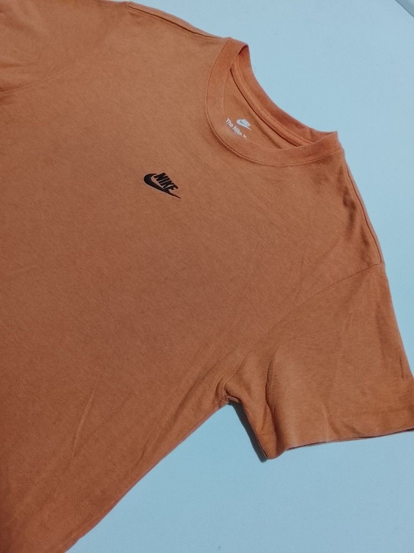 THE NIKE TEE — LOOSE FIT (Category: Tshirts & Polo Shirts ) located in Dagupan City. Submitted by jhiben.973 (Listing ID 1462168282, Image 3). Description: 🟠 NIKE THE NIKE TEE — LOOSE FIT Authentic Nike Model: DN5241-886 Color: Orange Size: M 📏 Actual measurements: Length 26 | Width 20 Loose Fit • 100% Cotton Thick/heavy cotton feel• Made in China Manufactured 03/2022 Clean & good condition — preloved item. Perfect for casual/streetwear fit. 🔥