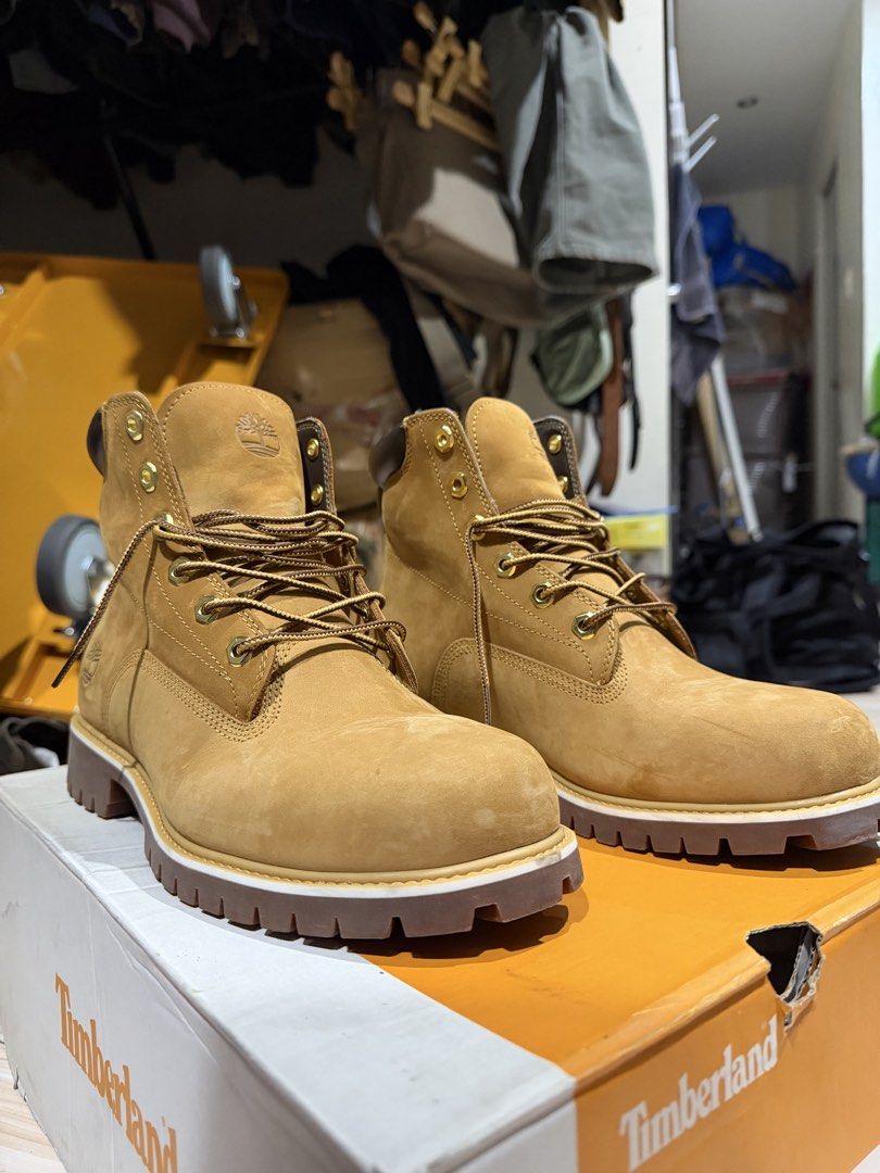 Timberland Classic 6-Inch Premium Waterproof Boots (Category: Boots) located in Manila. Submitted by marx_g (Listing ID 1462060163, Image 2). Description: Good as new mga bro 3x lang nagamit.