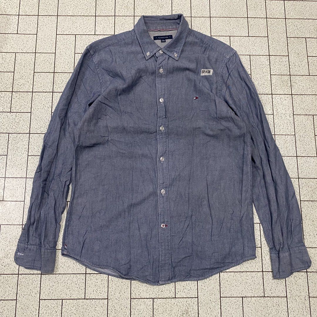 TommyRed Button Down Shirt L (Category: Tshirts & Polo Shirts ) located in Manila. Submitted by sepamorash53558 (Listing ID 1462080238, Image 1). Description: - Tommy Red button down shirt - Blue chambray material - Size L - Small Tommy Hilfiger flag logo on chest - Patch with '20 x 28' detail - Ideal for casual wear.