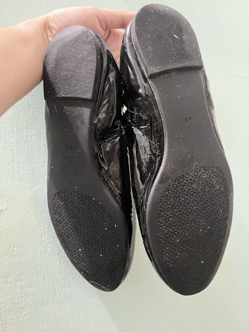 Tory burch flats (Category: Flats & Sandals) located in Bacoor. Submitted by chrstnsnjs (Listing ID 1462109255, Image 3). Description: Size 36.5 minimal sign of usage 9/10 condition .