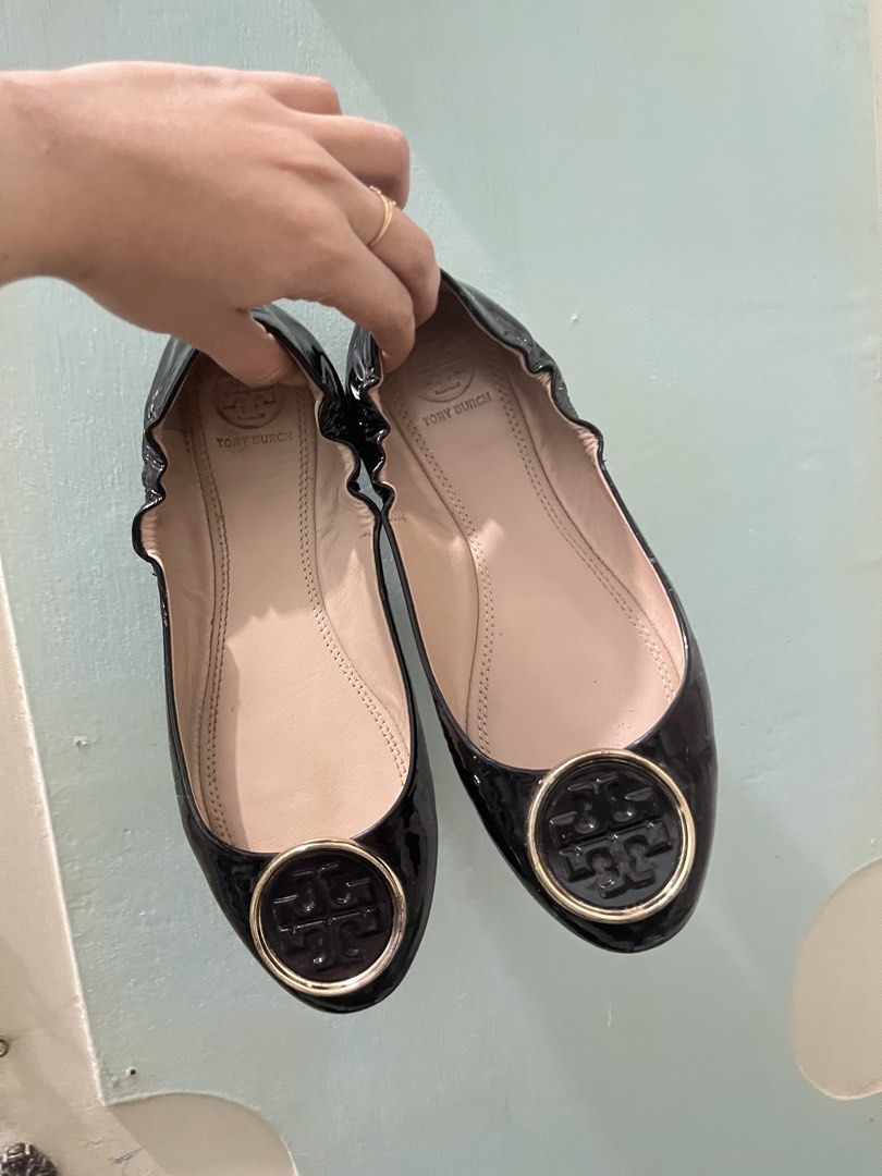Tory burch flats (Category: Flats & Sandals) located in Bacoor. Submitted by chrstnsnjs (Listing ID 1462109255, Image 1). Description: Size 36.5 minimal sign of usage 9/10 condition .