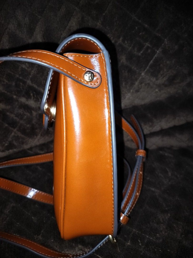 TORY BURCH ROBINSON SPAZZOLATO MOBILE BAG (Category: Luxury Bags & Wallets) located in Caloocan City. Submitted by jennielz (Listing ID 1462154418, Image 3). Description: Authentic TORY BURCH ROBINSON SPAZZOLATO MOBILE BAG -made in vietnam -coded -color sienna -no rubs -intact ruber linings flaw: small 2dots penmark. I don't know how to remove it. over all the bag looks like new..