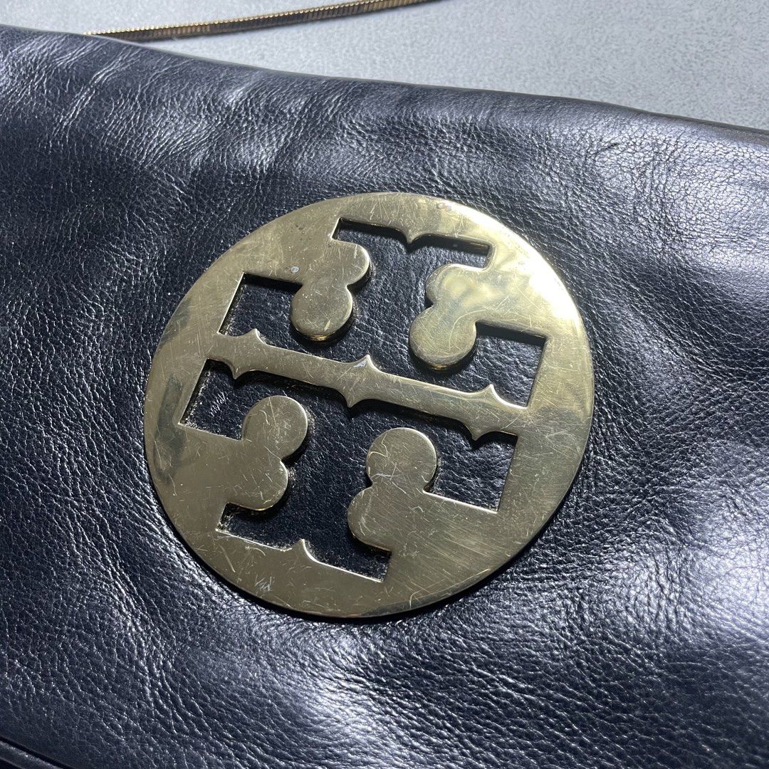 TORY BURCH SLING CLUTCH BAG (Category: Clutches) located in Manila. Submitted by revise.ph_ (Listing ID 1462218593, Image 2). Description: TORY BURCH SLING CLUTCH BAG Made in CHINA Dimension Height/Length:7 Width:12.5 Issue:Replace sling Price:2,000 Free Shipping via Jnt.