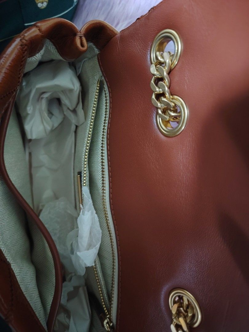 Tory Burch willa Convertible Shoulder Bag (Category: Luxury Bags & Wallets) located in Valenzuela. Submitted by glitter_preloved (Listing ID 1462124062, Image 2). Description: - Brand New, Never Used Tory Burch Kira Bag - Luxurious Brown Patent Leather - Elegant Quilted Chevron Pattern - Chic Gold Chain Strap - Interior Zip Pocket - Comes with Original Dust Bag - Includes Authenticity Card - Recently Purchased.