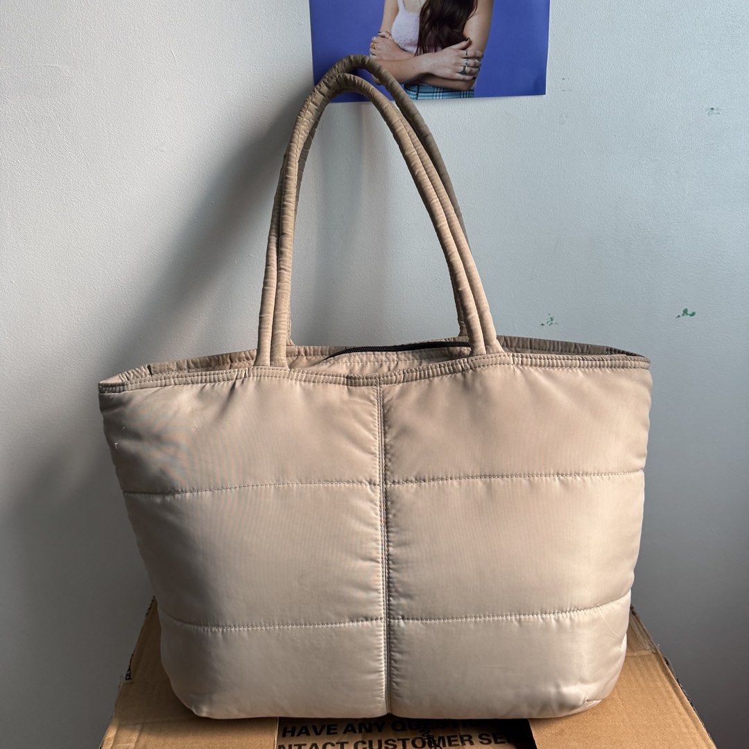 Totes and Beyond Puffer Shopper Nude Medium (Category: Tote Bags) located in Quezon City. Submitted by ish.fillet (Listing ID 1462049049, Image 2). Description: Totes and Beyond Puffer Shopper Medium in Nude - Zipper enclosure - Ideal for: Everyday use, travel Needs washing.