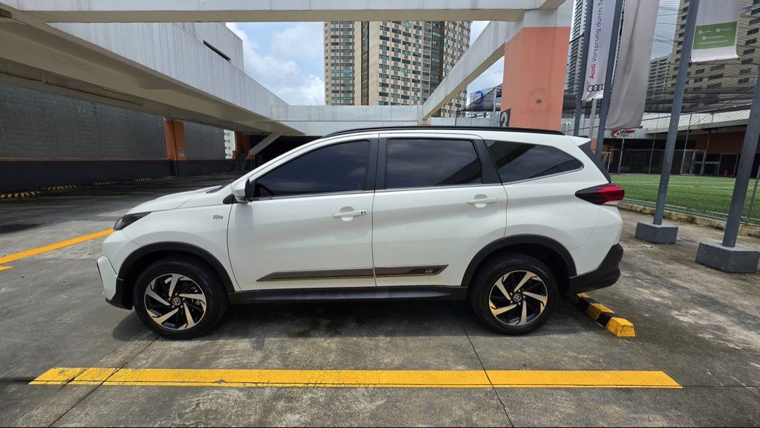Toyota Rush 1.5 GRS Auto (Category: Used Cars) located in Quezon City. Submitted by lgae_23 (Listing ID 1462110367, Image 2). Description: Top of the line 750,000 slightly nego upon viewing.