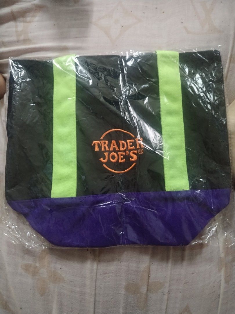 Trader Joe's Halloween Color (Category: Tote Bags) located in Muntinlupa City. Submitted by adohr27 (Listing ID 1462045921, Image 1). Description: Brand-new po wala ako dapat paliwanag.