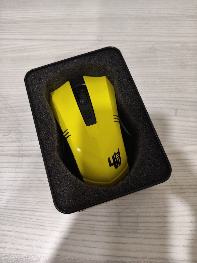 Transformers Bumblebee Wireless Mouse (Category: Mouse & Mousepads) located in Seremban. Submitted by yo.leow (Listing ID 1462210822, Image 3). Description: - Yellow wireless mouse - Features the iconic Transformers logo - Cod Seremban or postage.