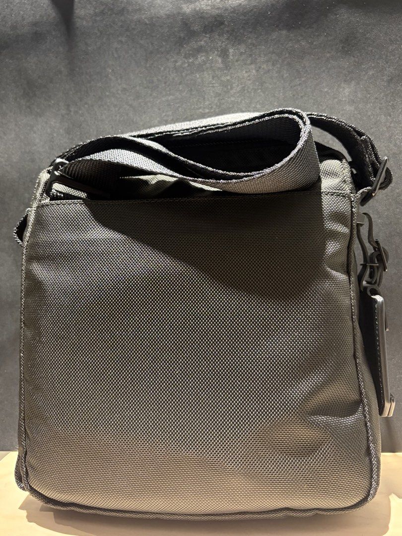 TUMI ALPHA JUNIOR CROSSBODY (Category: Sling Bags) located in Quezon City. Submitted by kytrndsco (Listing ID 1462096329, Image 2). Description: Helping a friend! asking price : 18,500 (nego) orig price is 26,490 Php - brand new never been used - no receipt (paper bag only) - Gifted to my friend, but it wasn’t his vibe! OPEN FOR MEET UPS OR DELIVERY LOCATION: MAKATI / TAGUIG / PASAY / QC .